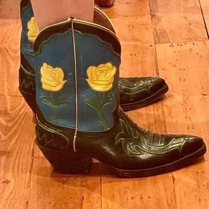 Vintage ankle cowboy boots. Handmade in Mexico/beautiful condition. US 7.5
